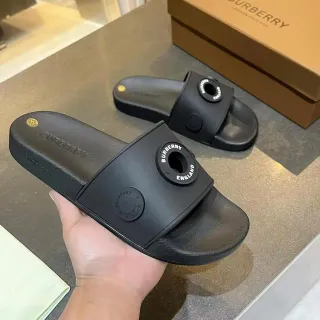 Burberry Noir Or Caoutchouc Moulé Marqué Boucle Circulaire Chaussons