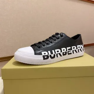 Burberry أسود أبيض Logo-Print لوحة جانبية غطاء أصابع مطاطي أحذية رياضية أسلوب حياة