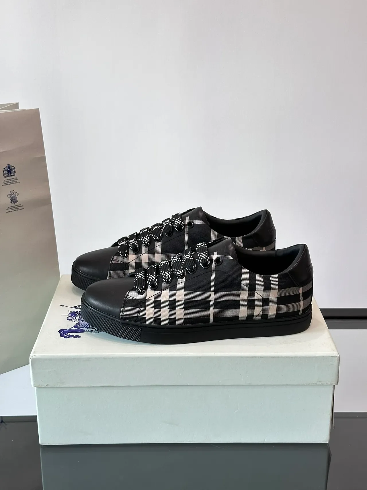 Burberry House Check Baskets Lifestyle Basses 5