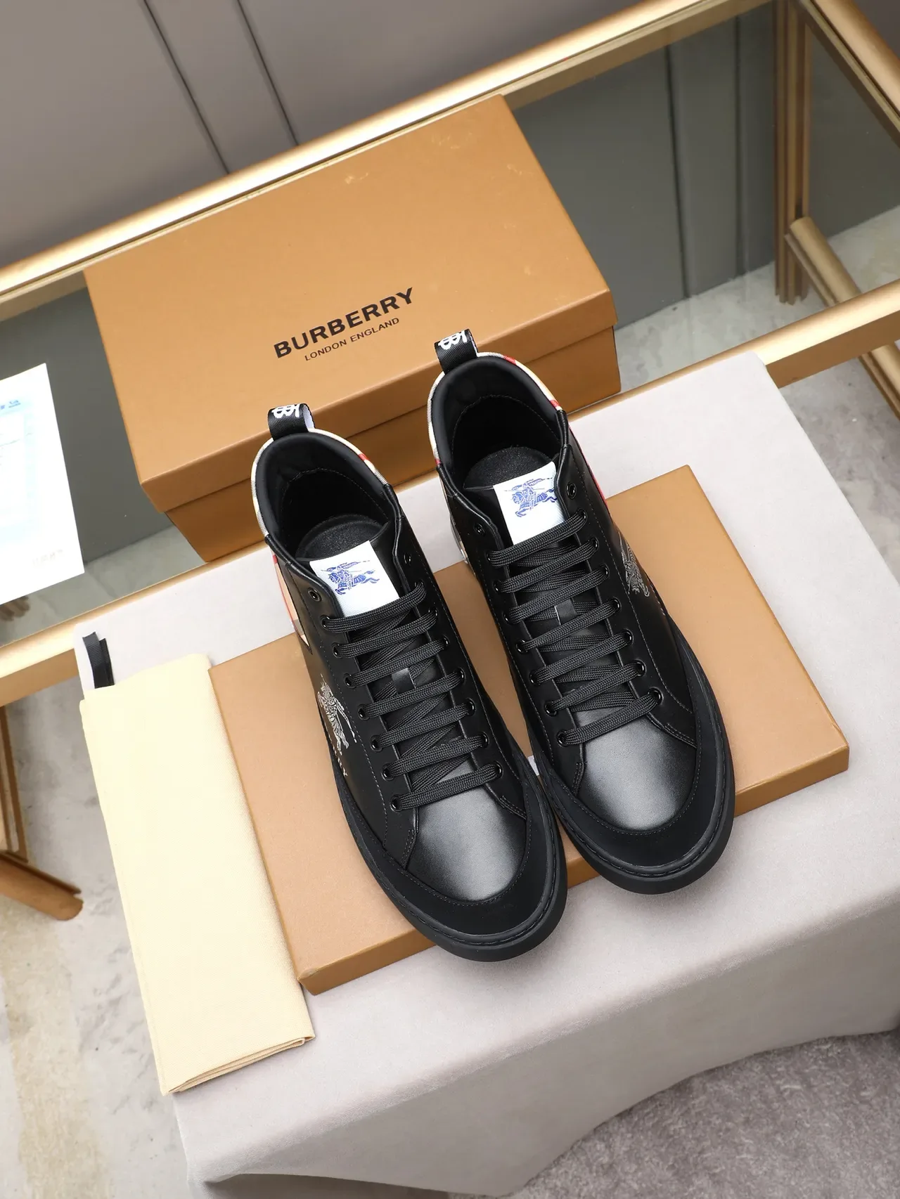 Burberry Knight أسود بيج أحمر كاروهات عالي الارتفاع أسلوب حياة 2