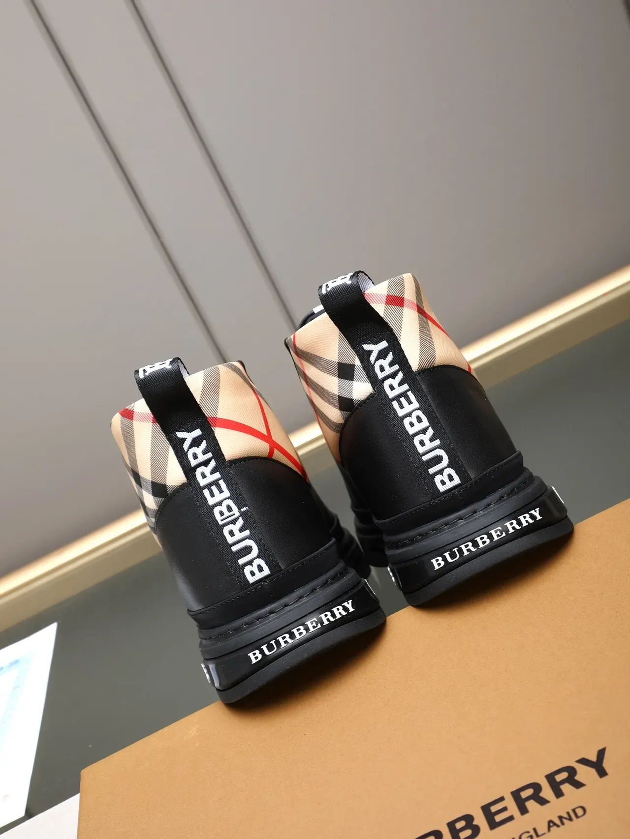 Burberry Knight أسود بيج أحمر كاروهات عالي الارتفاع أسلوب حياة 3