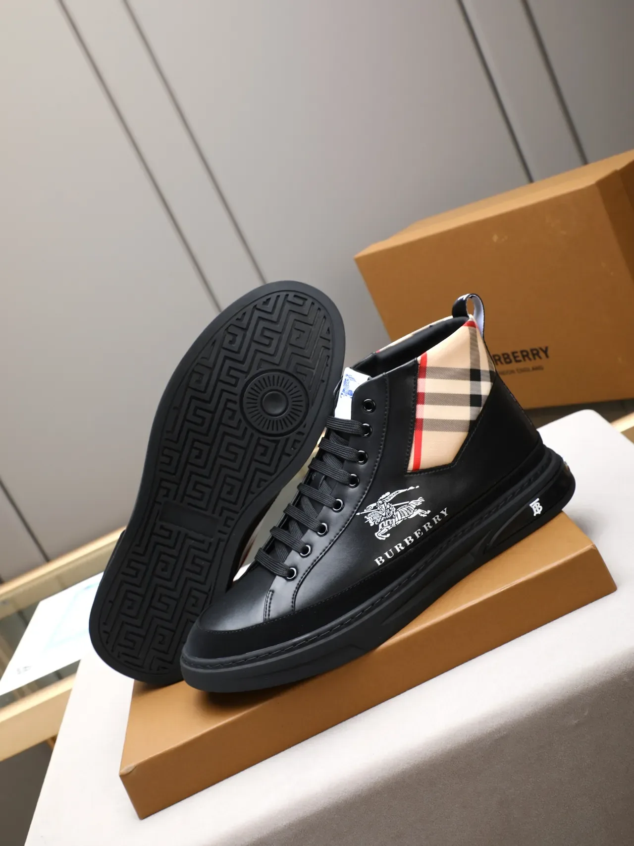 Burberry Knight أسود بيج أحمر كاروهات عالي الارتفاع أسلوب حياة 4