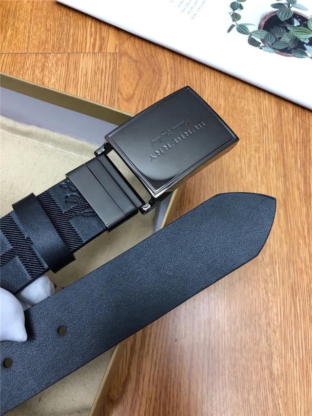 Burberry Knight কালো এমবসড চামড়ার বেল্ট 4