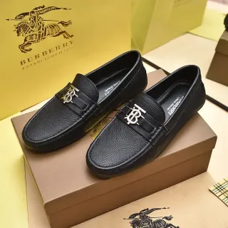 Burberry Knight مكاسين جلد أسود مقرمش