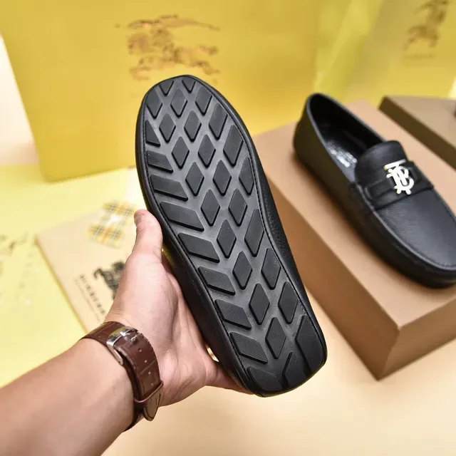 Burberry Knight কালো পেবল্ড লেদার লোফার 5