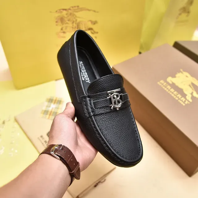 Burberry Knight কালো পেবল্ড লেদার লোফার 6