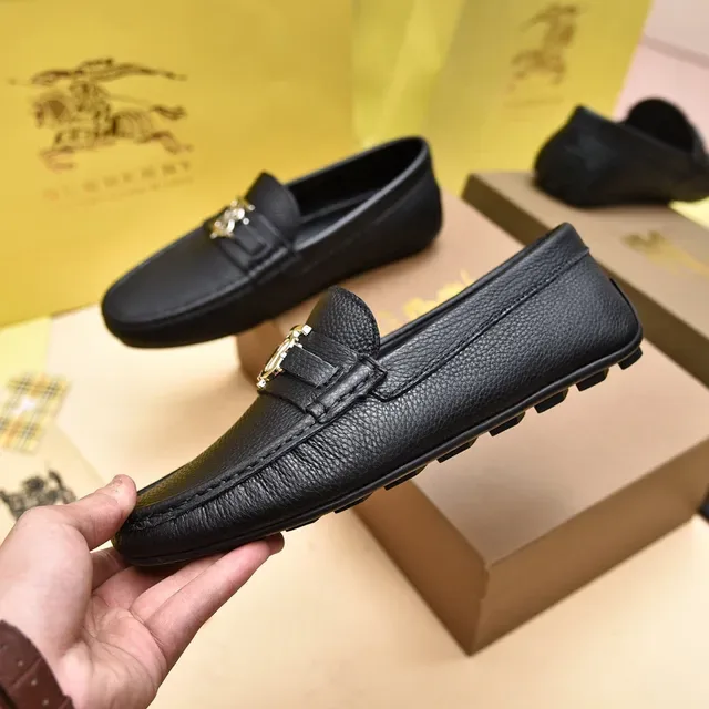Burberry Knight কালো পেবল্ড লেদার লোফার 7