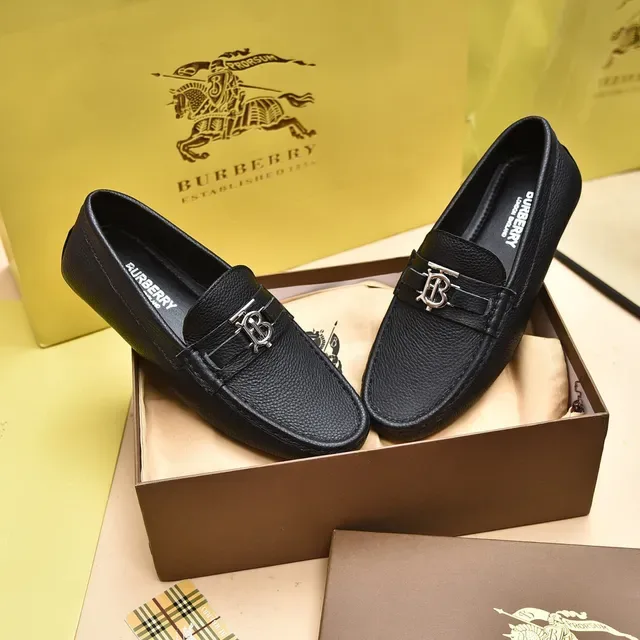 Burberry Knight কালো পেবল্ড লেদার লোফার 8