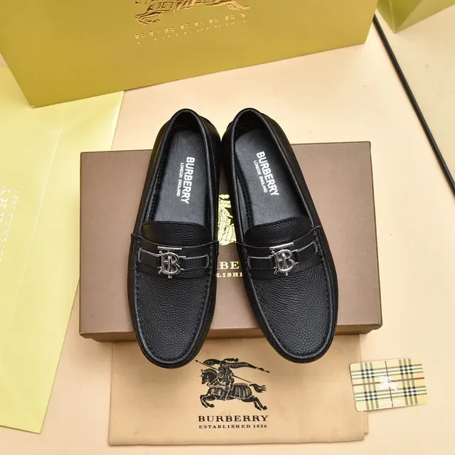 Burberry Knight কালো পেবল্ড লেদার লোফার 9