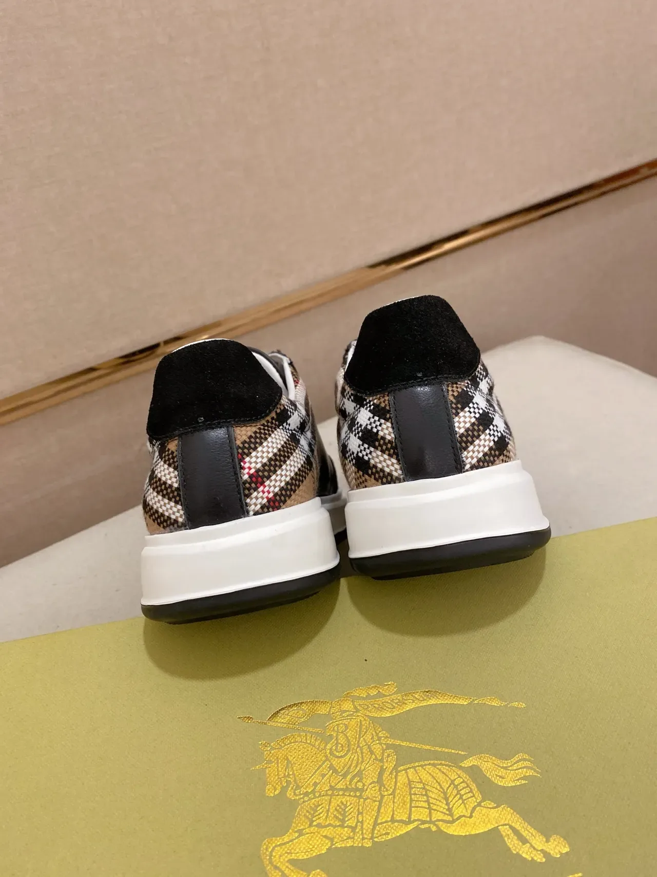 Burberry Knight Zapatillas Lifestyle Negro Ante y Cuero Check Heel 3