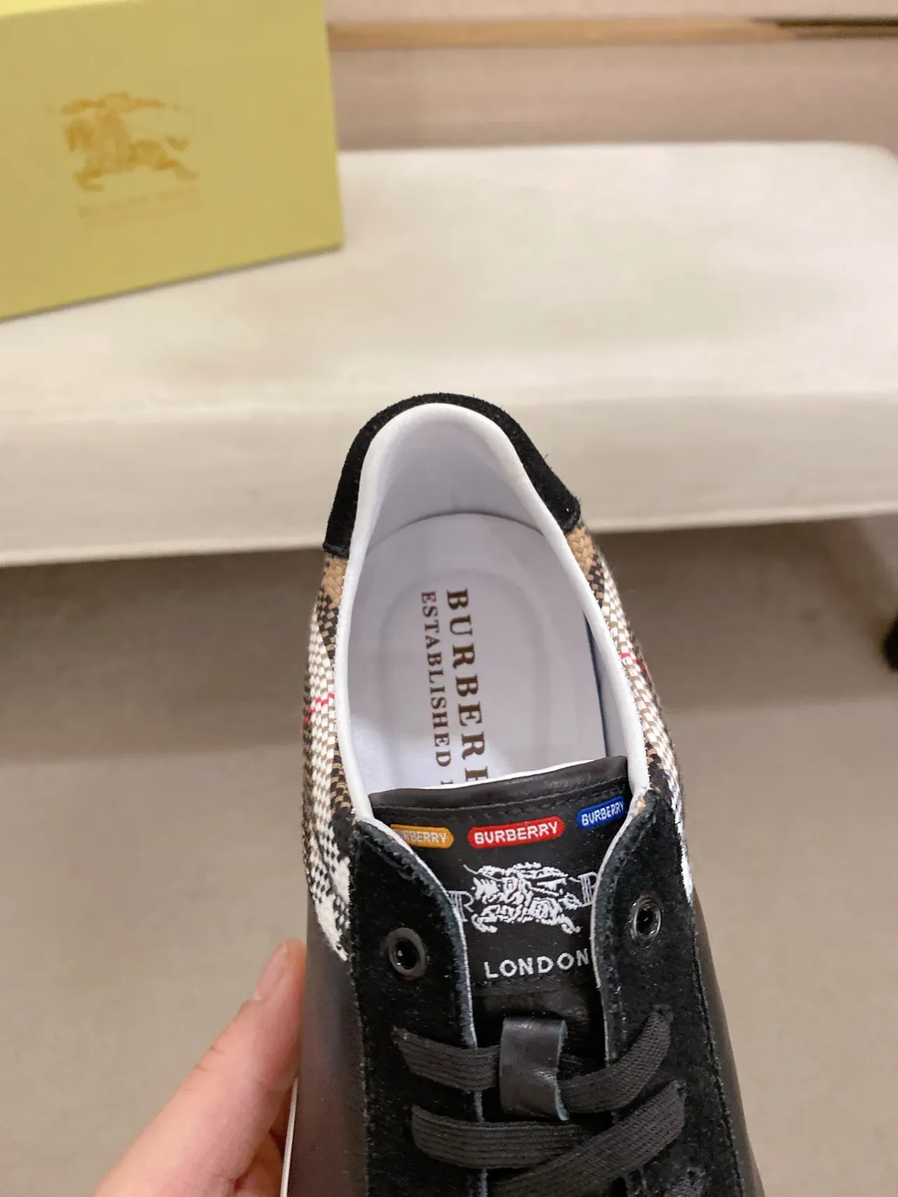 Burberry Knight Zapatillas Lifestyle Negro Ante y Cuero Check Heel 4
