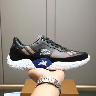 Burberry Knight Check et sneakers en daim noir chunky