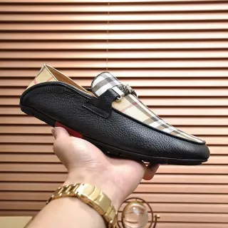 Burberry Knight House Check ليكف جلد أسود