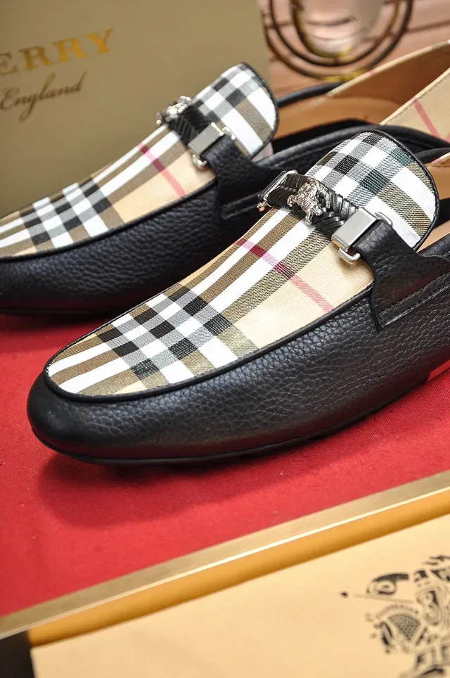 Burberry Knight House Check কালো চামড়ার লুফার 2