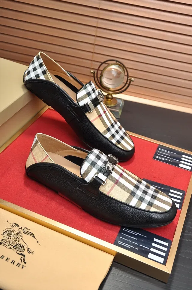 Burberry Knight House Check কালো চামড়ার লুফার 5