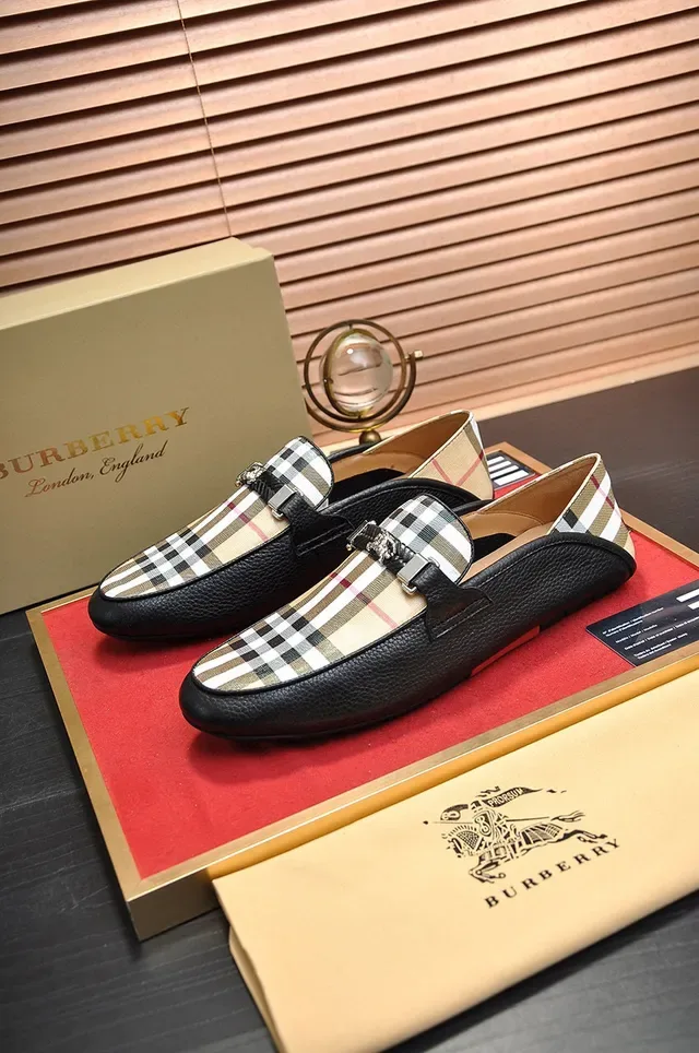 Burberry Knight House Check কালো চামড়ার লুফার 7