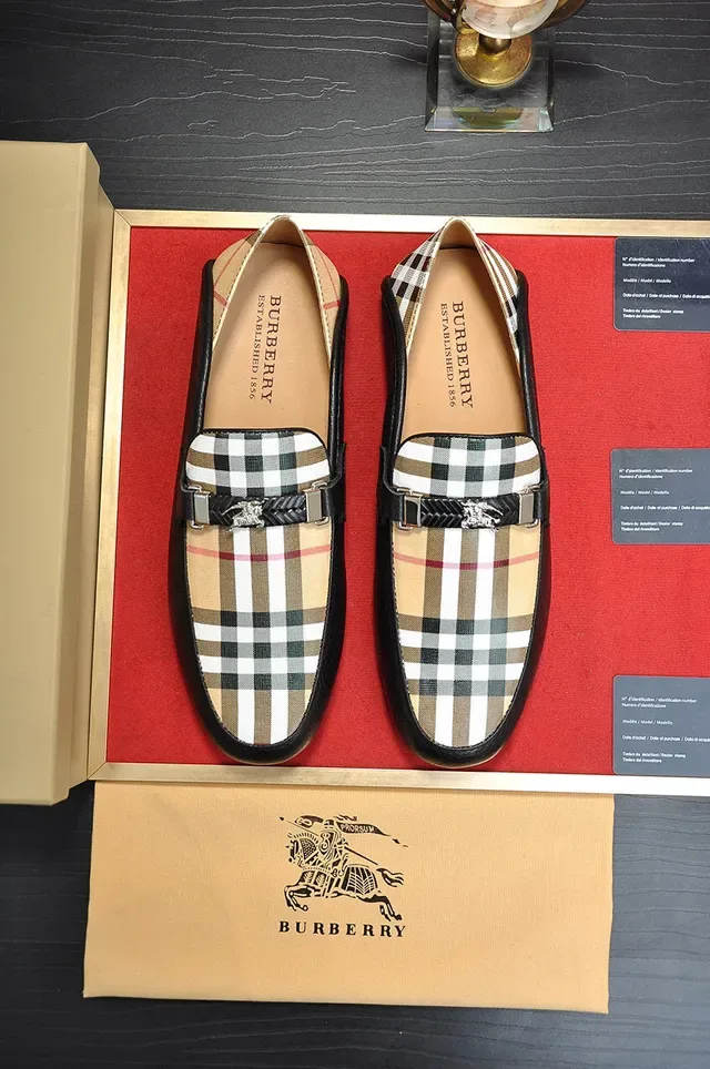 Burberry Knight House Check কালো চামড়ার লুফার 9