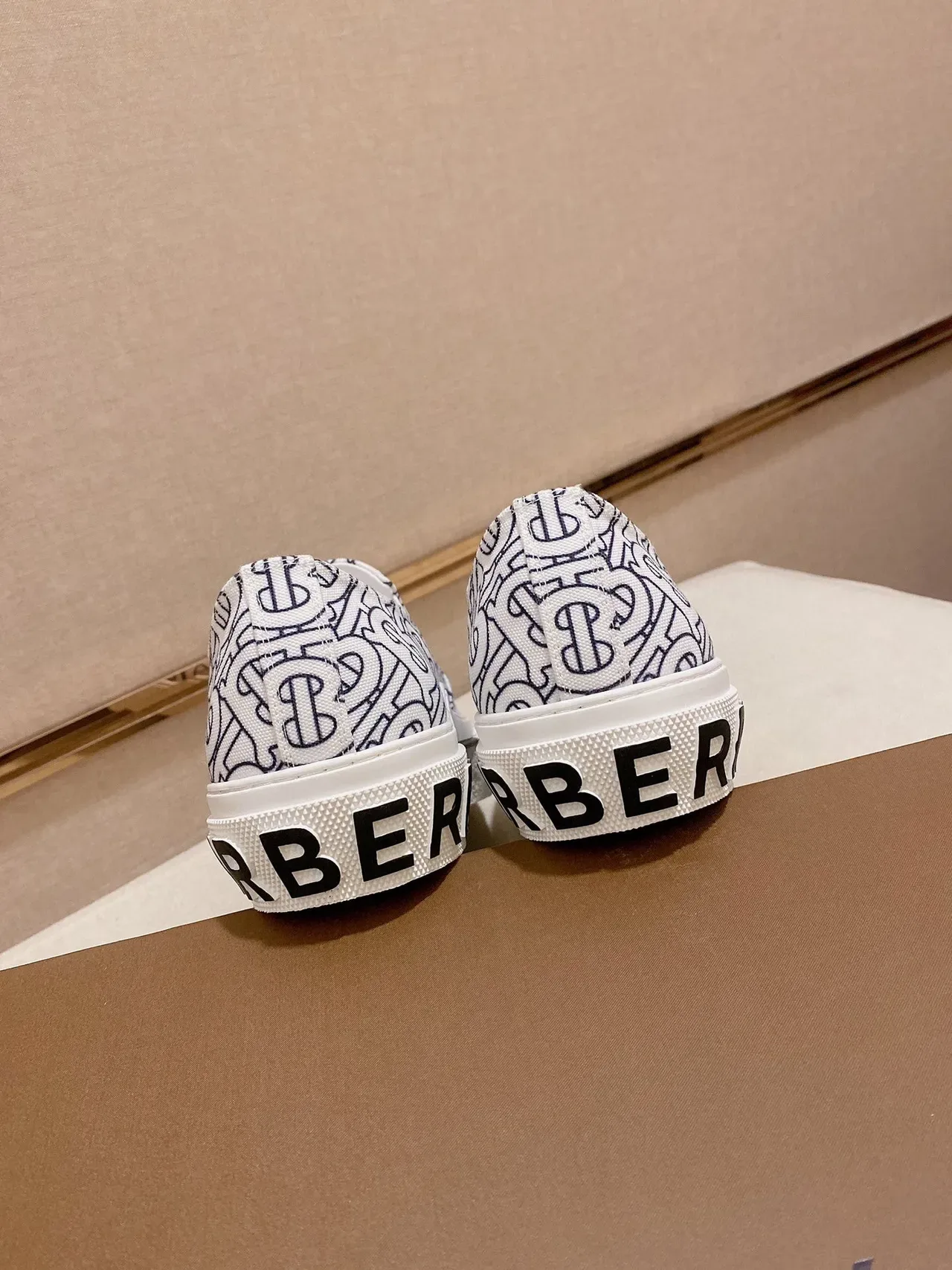 Burberry Lola সাদা নীল মোনোগ্রাম-প্রিন্টেড ক্যানভাস স্লিপ-অন লাইফস্টাইল স্নিকার 3