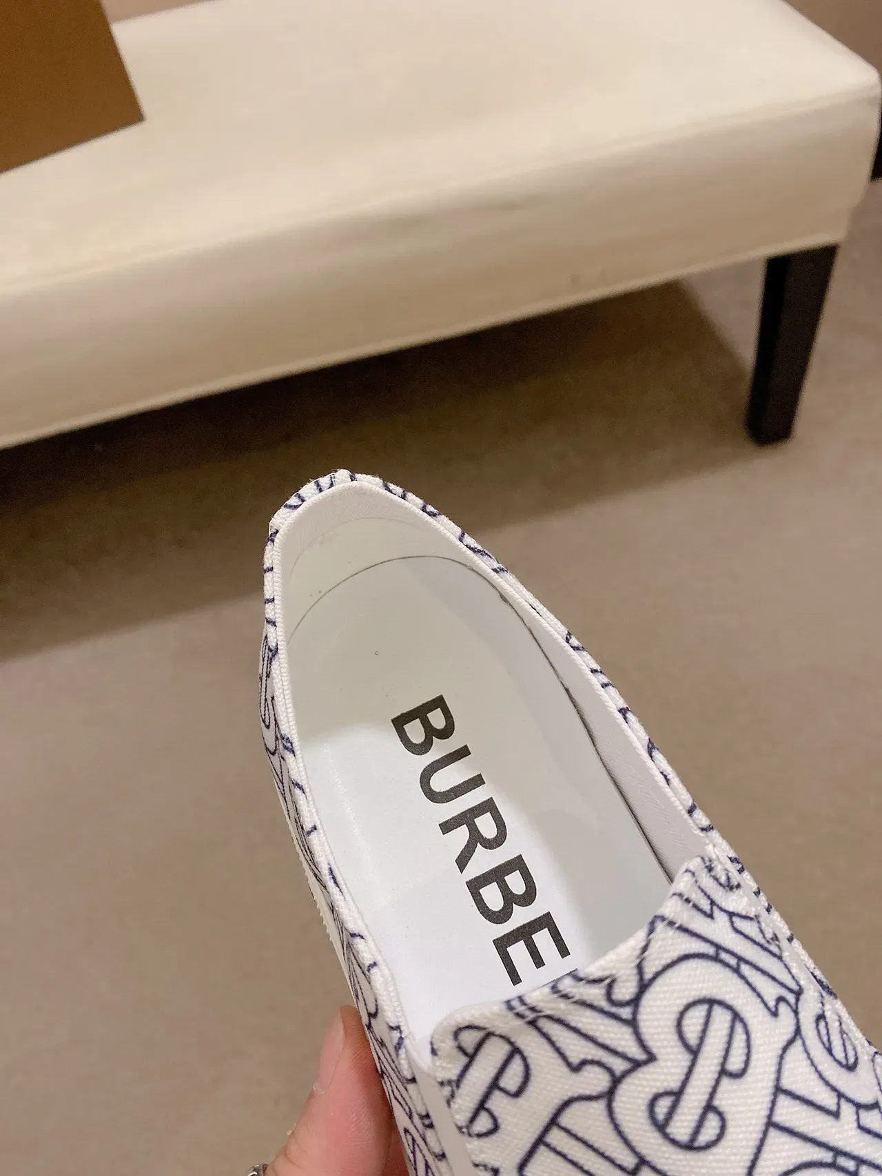 Burberry Lola সাদা নীল মোনোগ্রাম-প্রিন্টেড ক্যানভাস স্লিপ-অন লাইফস্টাইল স্নিকার 4