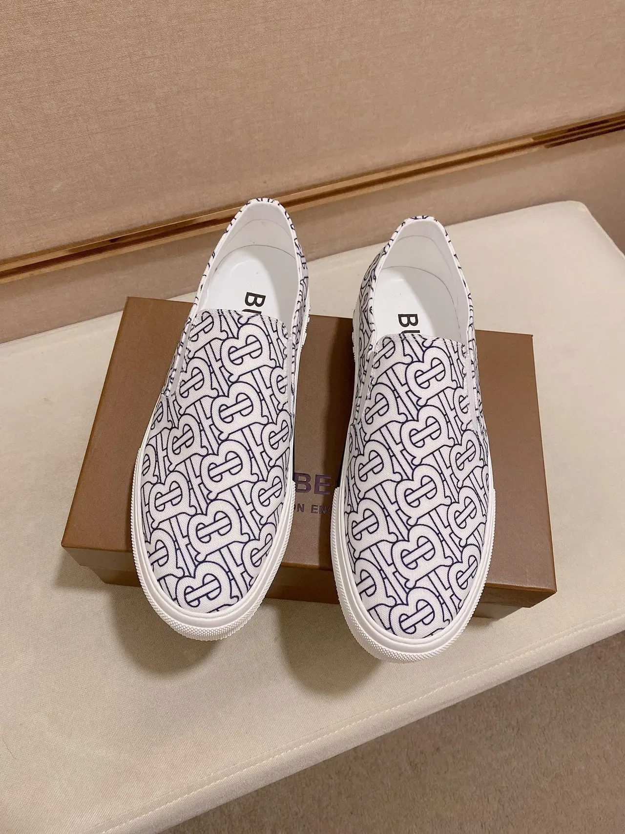 Burberry Lola সাদা নীল মোনোগ্রাম-প্রিন্টেড ক্যানভাস স্লিপ-অন লাইফস্টাইল স্নিকার 5