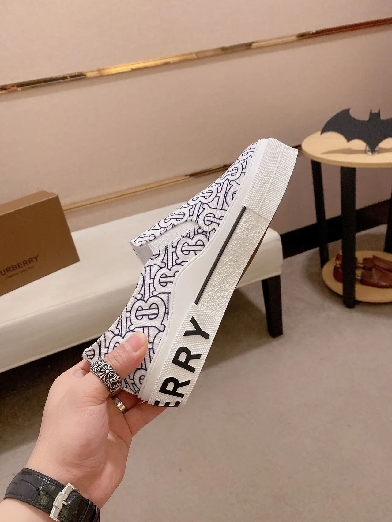Burberry Lola সাদা নীল মোনোগ্রাম-প্রিন্টেড ক্যানভাস স্লিপ-অন লাইফস্টাইল স্নিকার 6