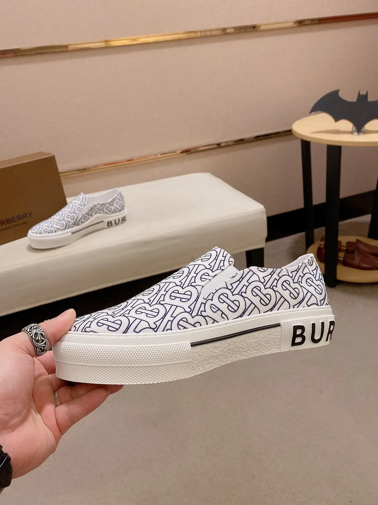 Burberry Lola সাদা নীল মোনোগ্রাম-প্রিন্টেড ক্যানভাস স্লিপ-অন লাইফস্টাইল স্নিকার 8