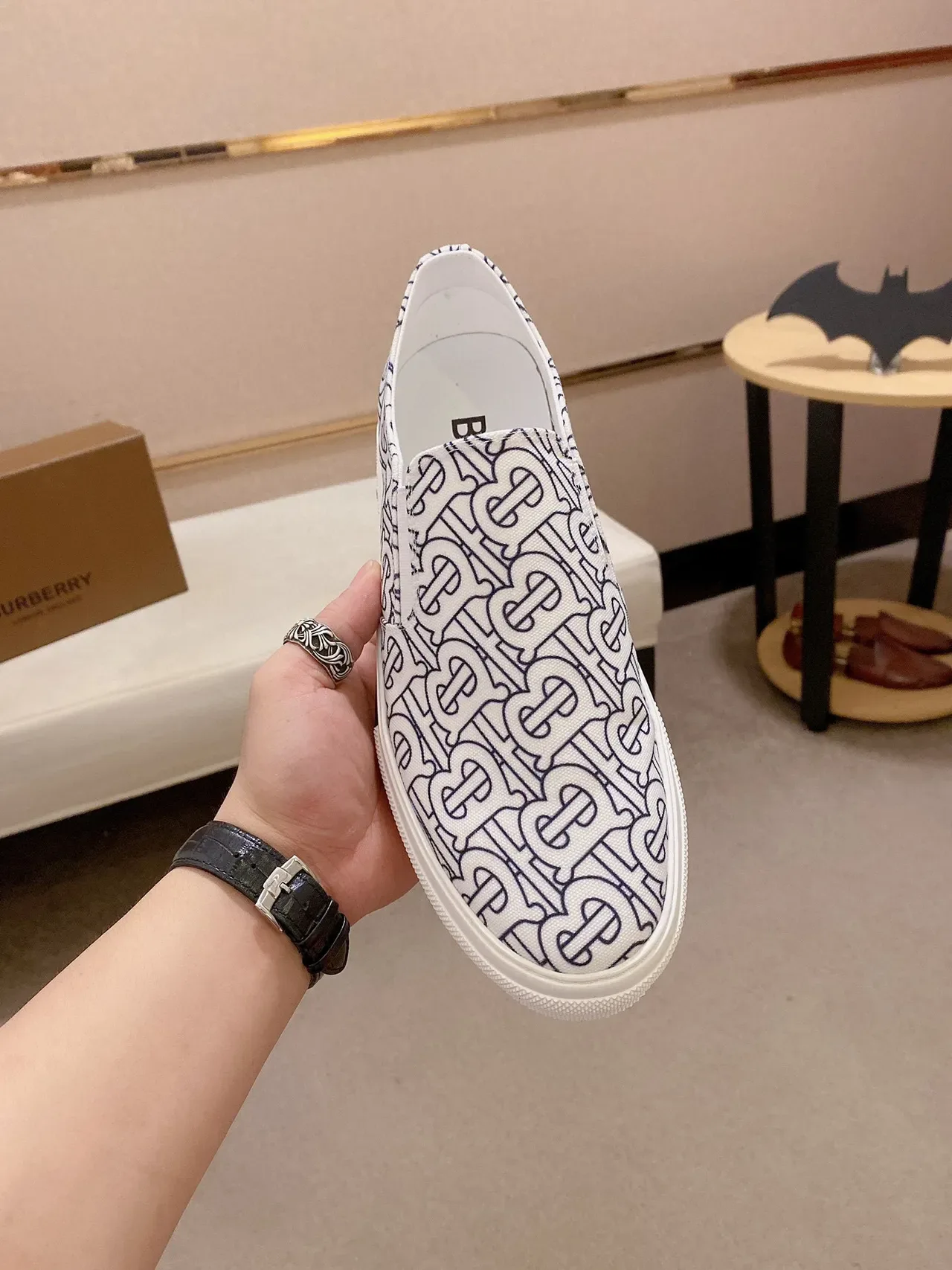 Burberry Lola সাদা নীল মোনোগ্রাম-প্রিন্টেড ক্যানভাস স্লিপ-অন লাইফস্টাইল স্নিকার 9