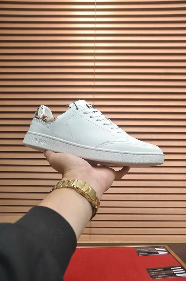 Burberry Lola Sneakers Lifestyle Blanc Multicolore Haut en Cuir Lisse Couture Tonal 1