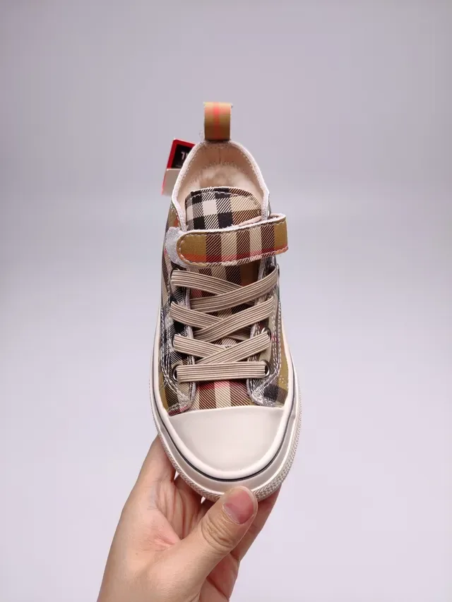 Burberry حذاء رياضي عالي الارتفاع من القماش الكانفاس بنقشة Plaid 6