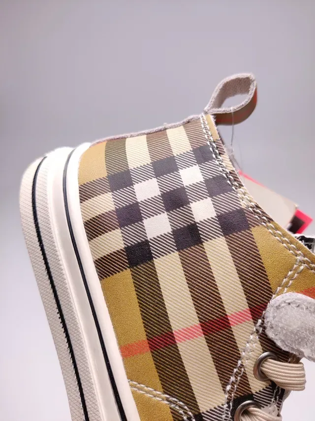 Burberry حذاء رياضي عالي الارتفاع من القماش الكانفاس بنقشة Plaid 11