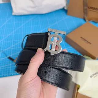 Burberry TB কালো টেক্সচার্ড লেদার বেল্ট