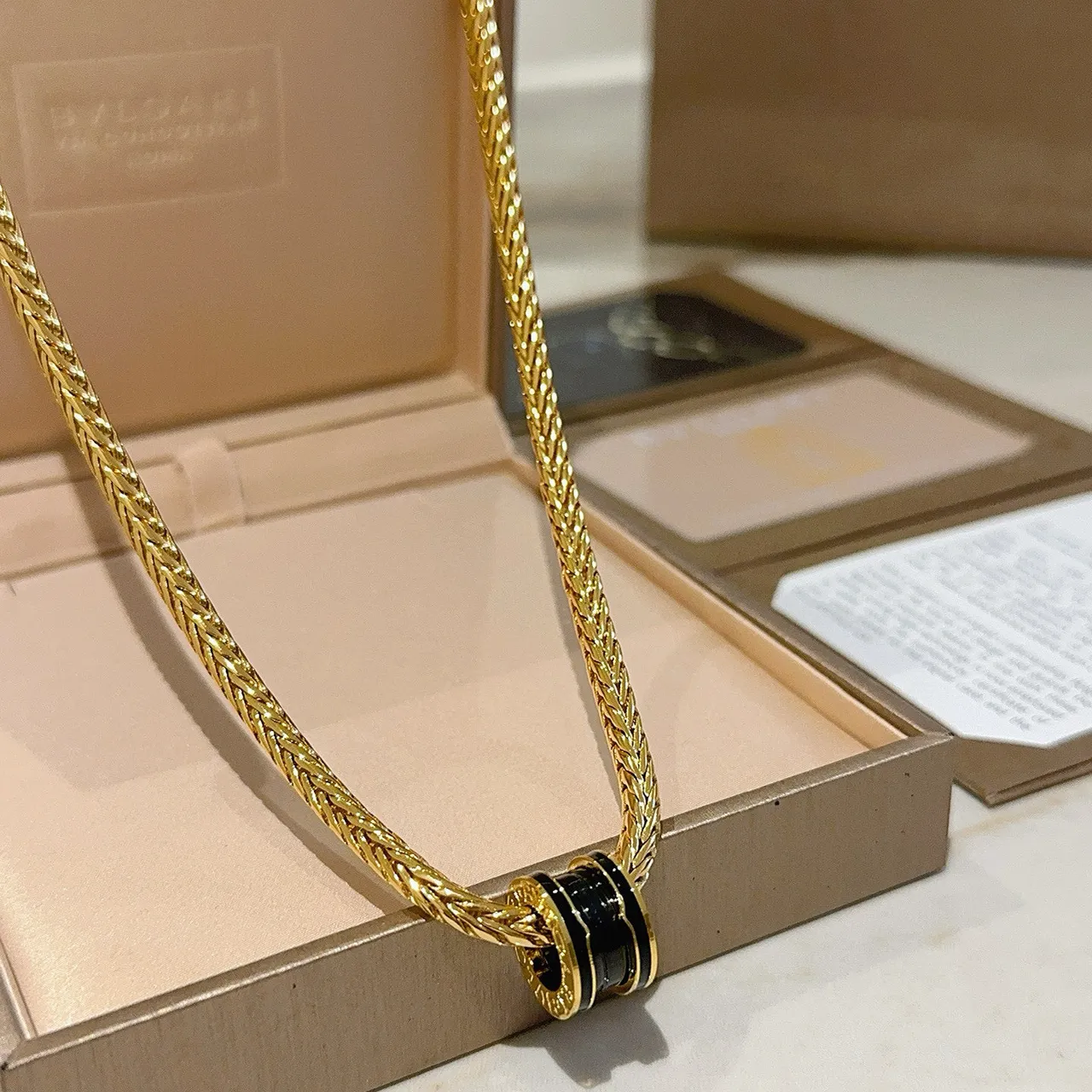 Bvlgari B.zero1 Collar con cadena de eslabones de trigo trenzados negros dorados en forma de barril con colgante 3