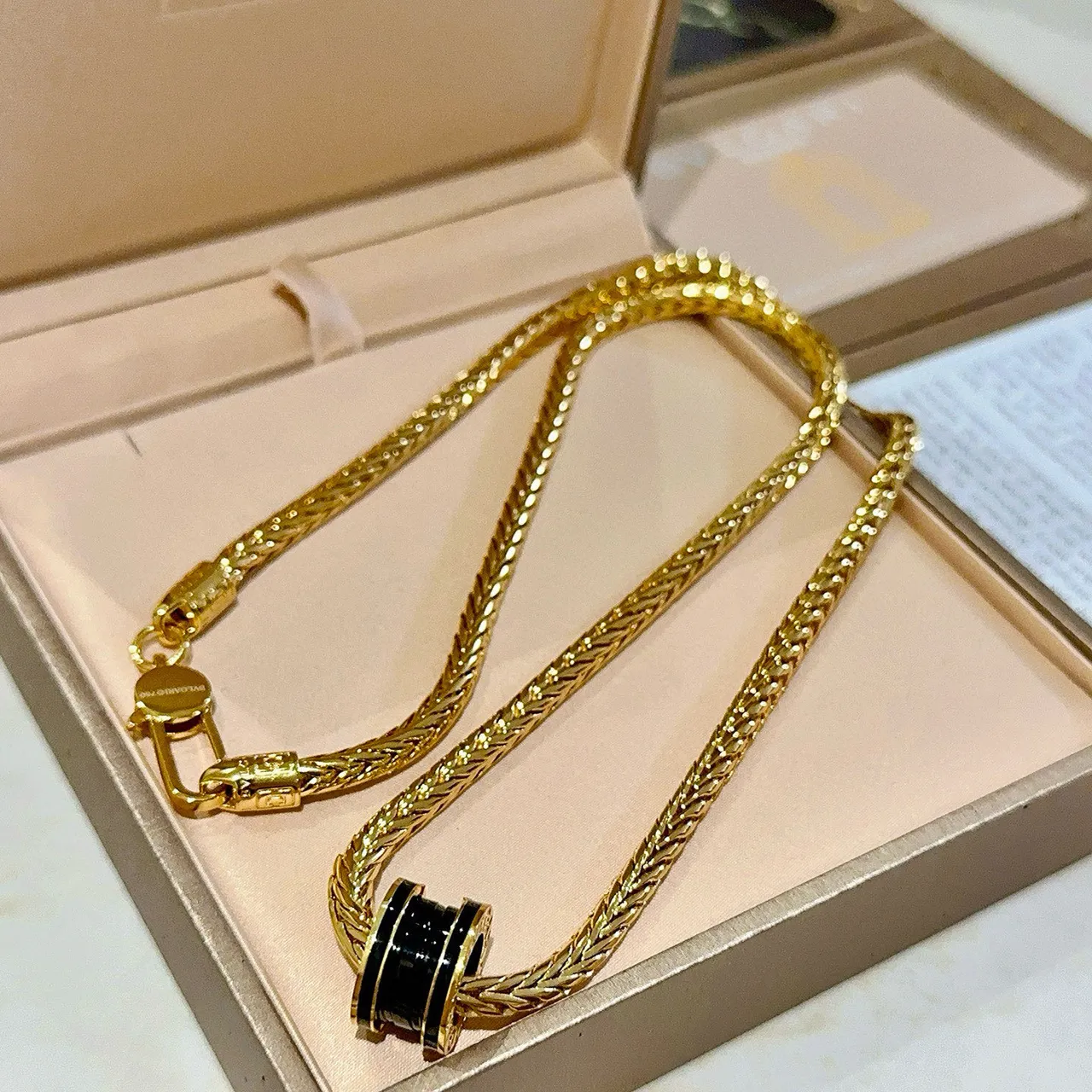 Bvlgari B.zero1 Collar con cadena de eslabones de trigo trenzados negros dorados en forma de barril con colgante 4