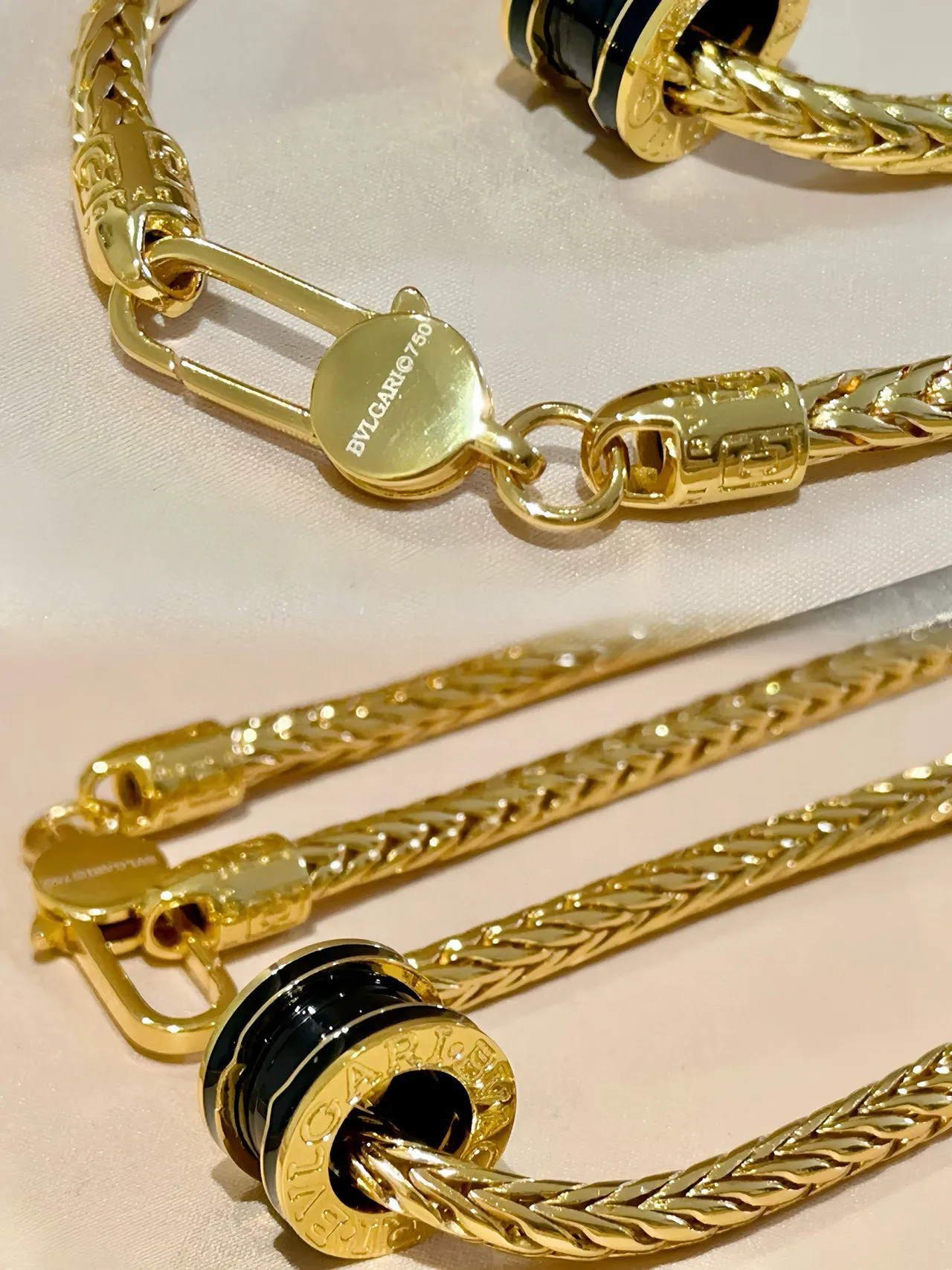 Bvlgari B.zero1 Collar con cadena de eslabones de trigo trenzados negros dorados en forma de barril con colgante 6