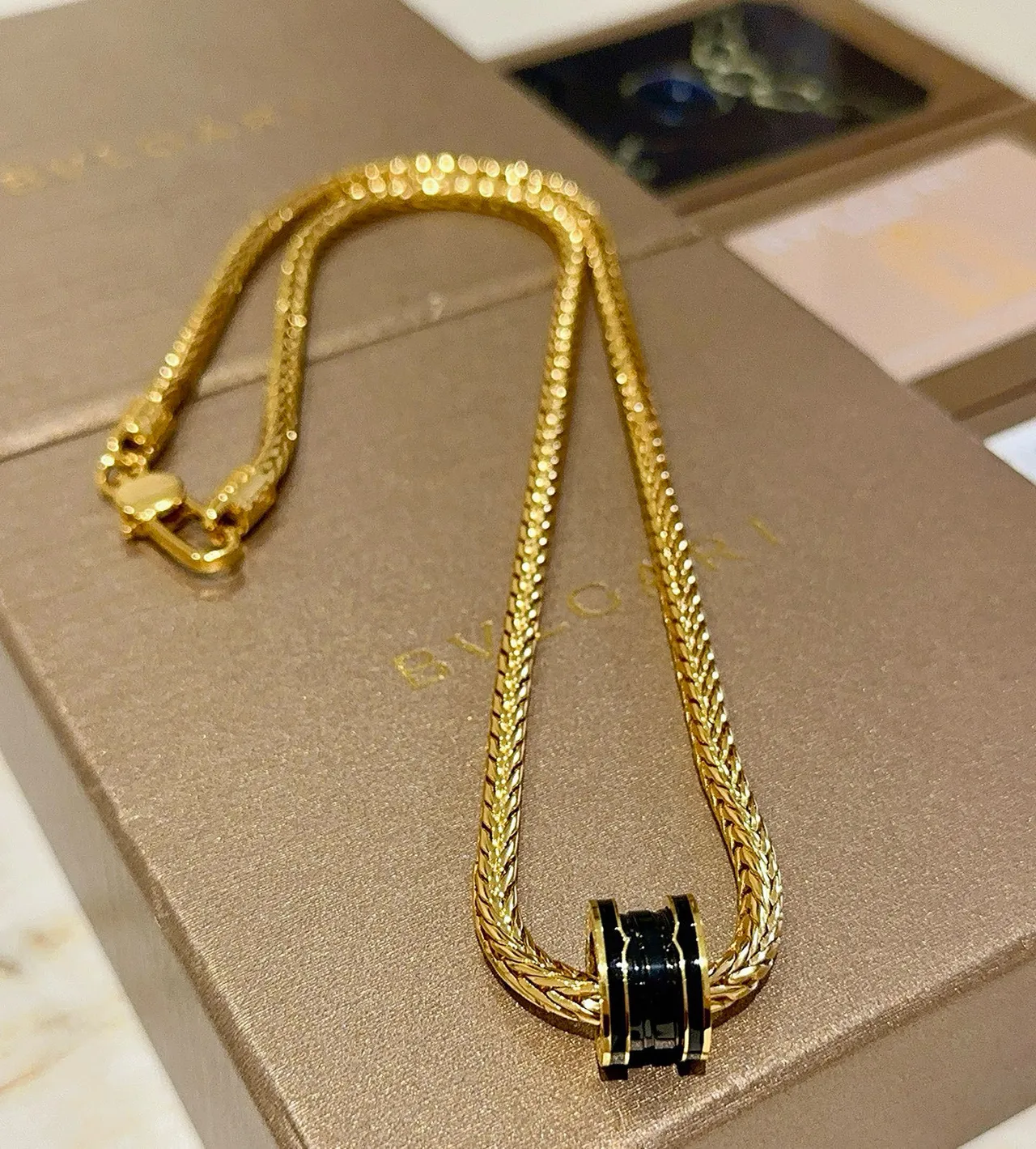 Bvlgari B.zero1 Collar con cadena de eslabones de trigo trenzados negros dorados en forma de barril con colgante 9