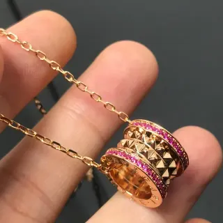 Bvlgari B.zero1 गोल्ड पिंक स्टैक्ड रिंग पेंडेंट पेवे जेमस्टोन नेकलेस