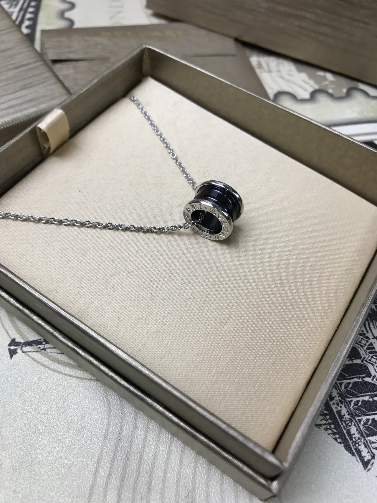 Bvlgari B.zero1 Rock 黑色陶瓷与钻石吊坠项链 10