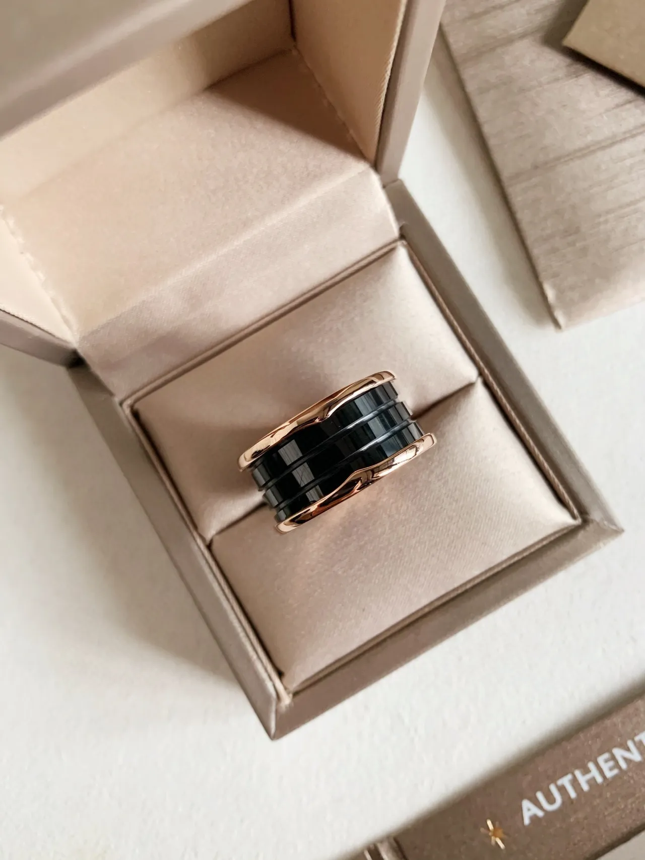 Bvlgari B.zero1 玫瑰金和黑色陶瓷戒指 2