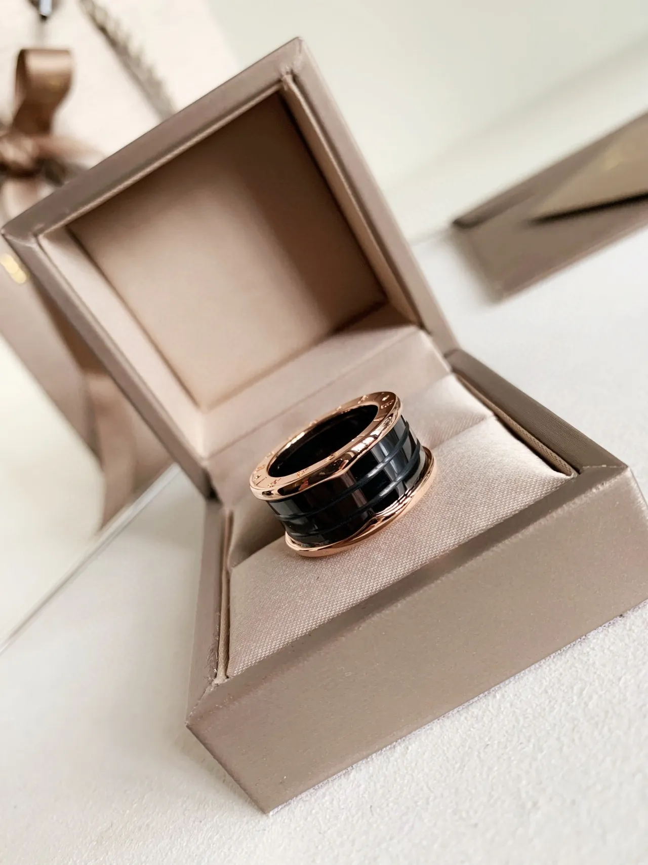 Bvlgari B.zero1 玫瑰金和黑色陶瓷戒指 3