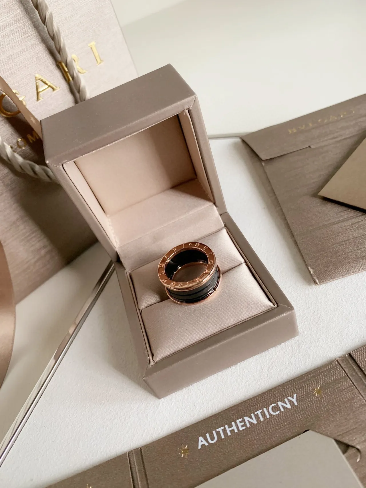 Bvlgari B.zero1 玫瑰金和黑色陶瓷戒指 4