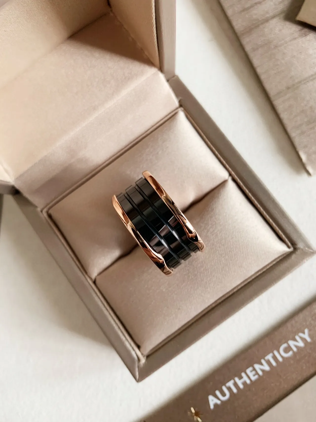Bvlgari B.zero1 玫瑰金和黑色陶瓷戒指 5