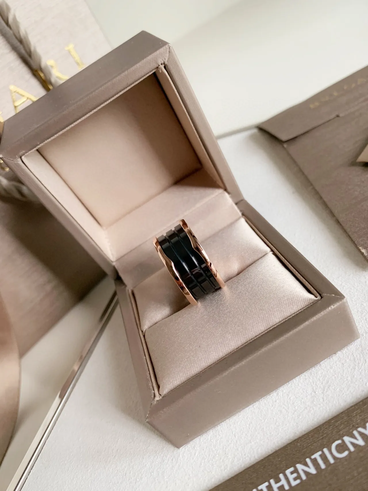 Bvlgari B.zero1 玫瑰金和黑色陶瓷戒指 6