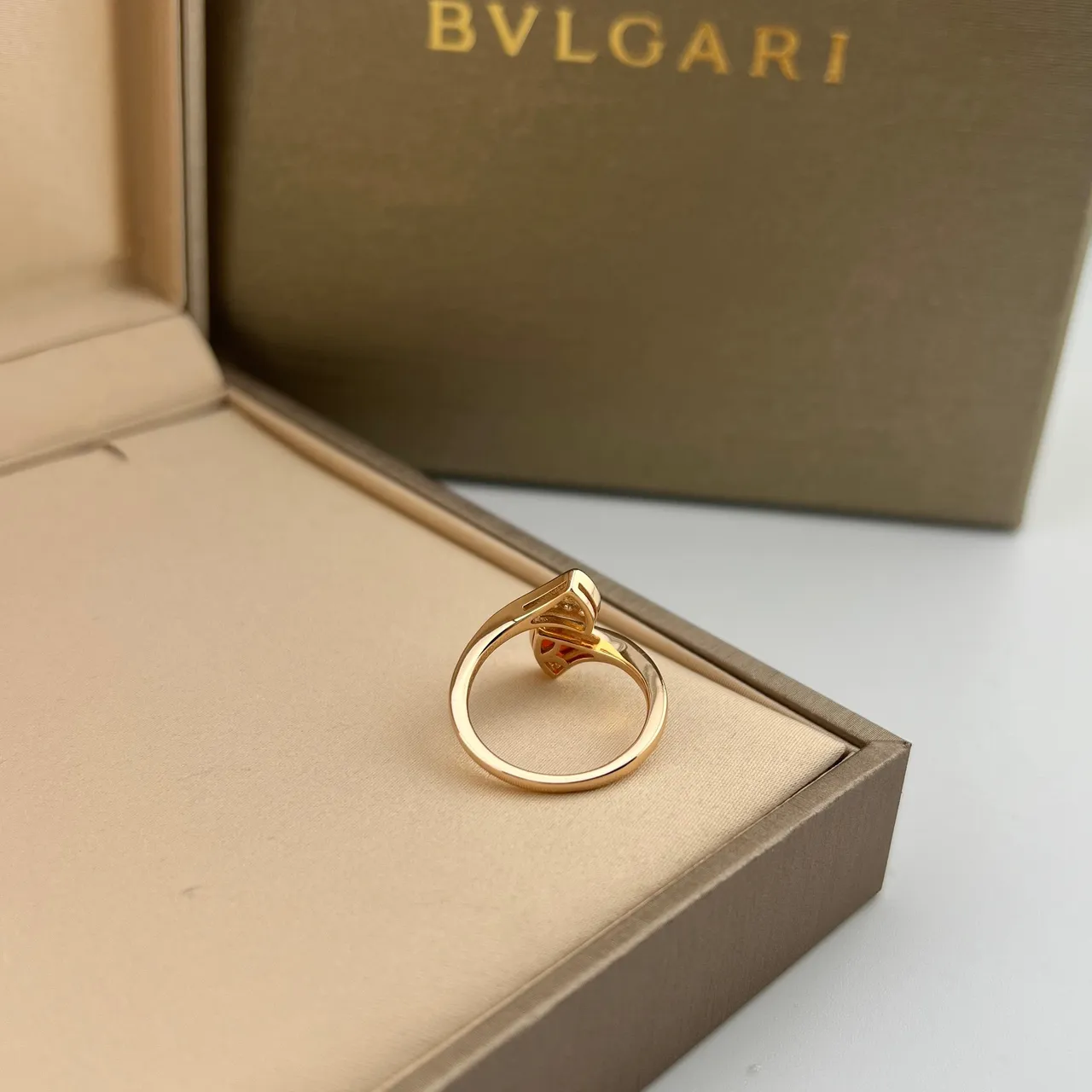 Bvlgari Divas’ Dream motif éventail ton doré multi-pierres bagues ouvertes 3