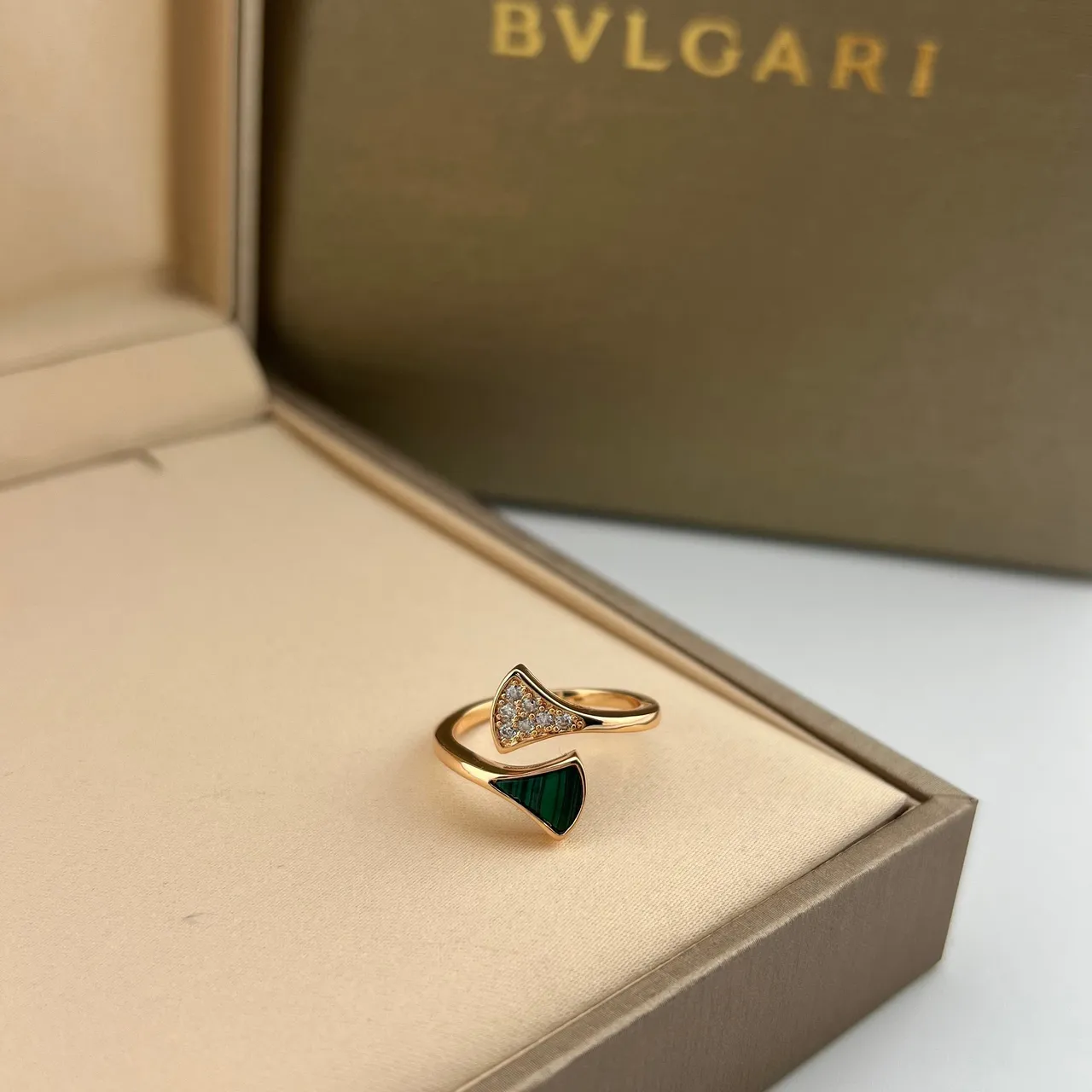 Bvlgari Divas’ Dream motif éventail ton doré multi-pierres bagues ouvertes 4