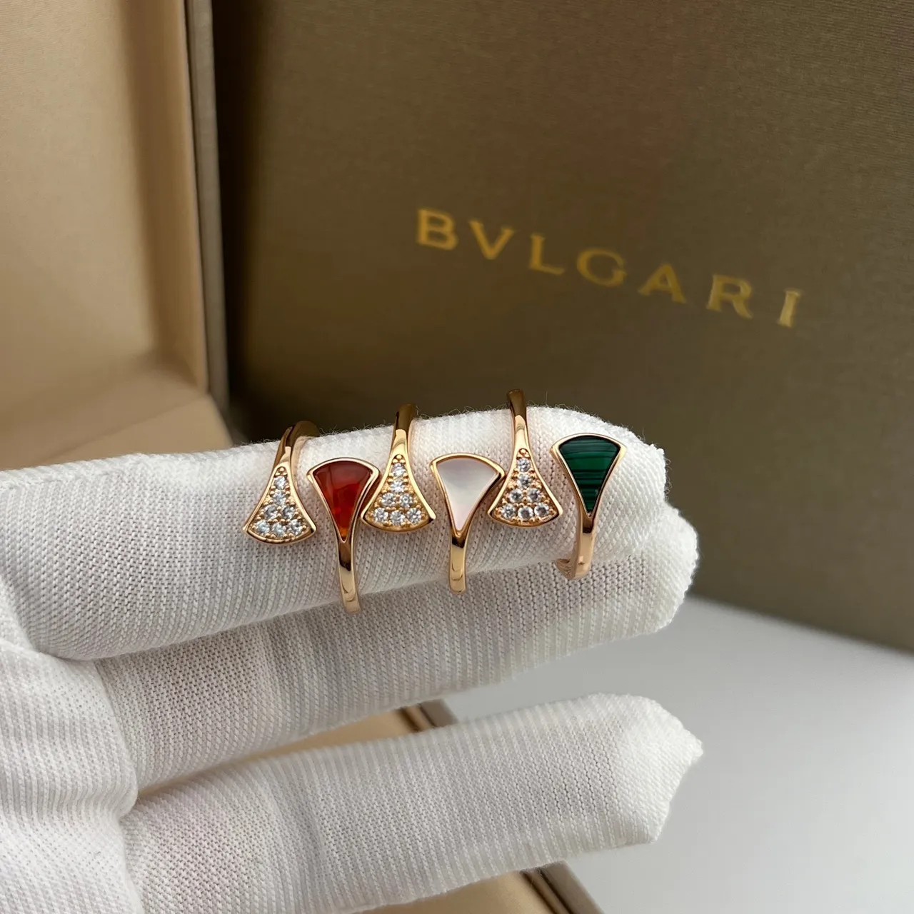 Bvlgari Divas’ Dream motif éventail ton doré multi-pierres bagues ouvertes 5