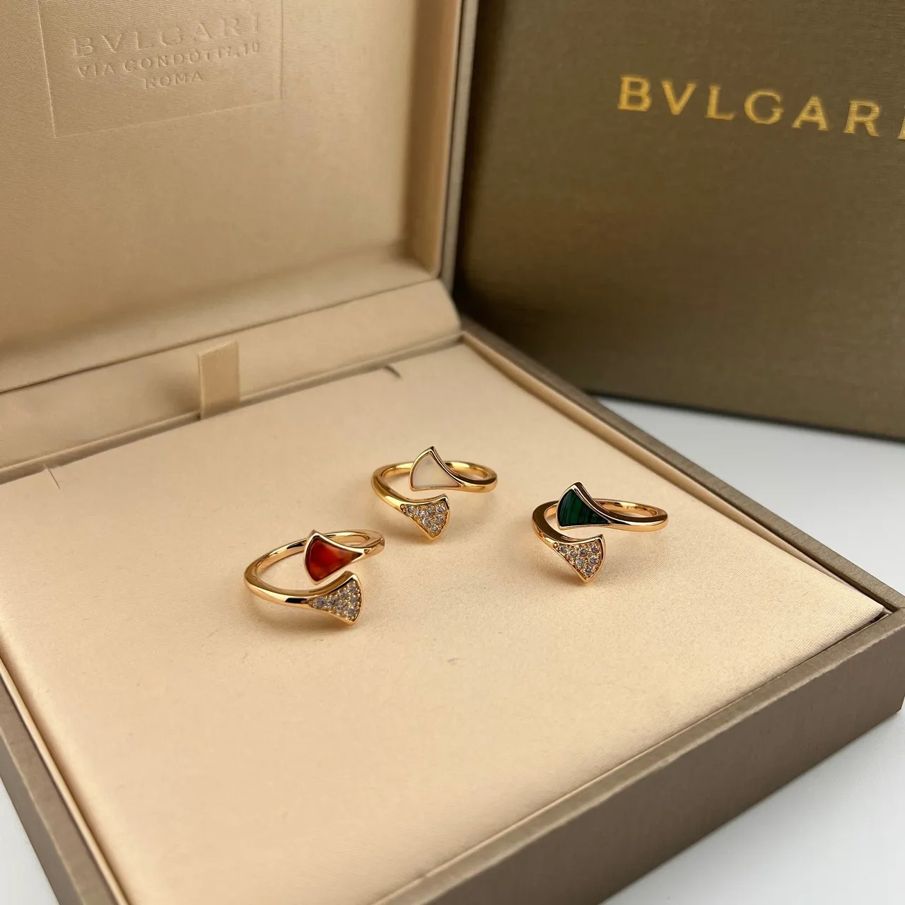 Bvlgari Divas’ Dream motif éventail ton doré multi-pierres bagues ouvertes 6