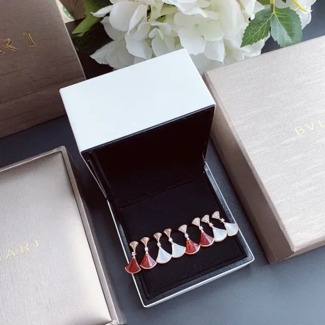 Bvlgari Divas’ Dream 扇形红玉髓与珍珠母耳环 9