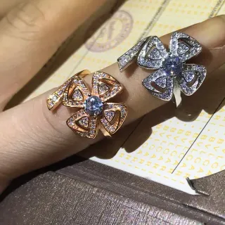 Bvlgari Fiorever फ्लोरल पेवे सेट नीला जेम रिंग