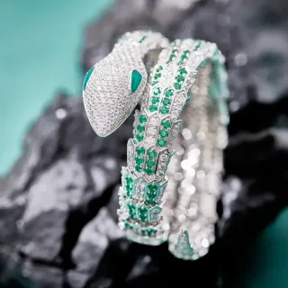 Bvlgari Serpenti पन्ना और हीरा Pavé कोइल ब्रेसलेट