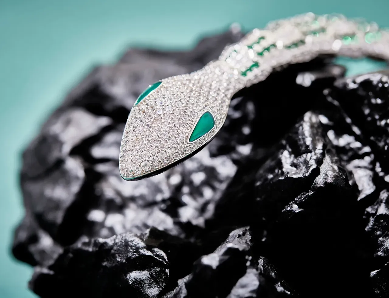 Bvlgari Serpenti উচ্চ জুয়েলারি ইমারল্ড এবং ডায়মন্ড সাপ হার 3